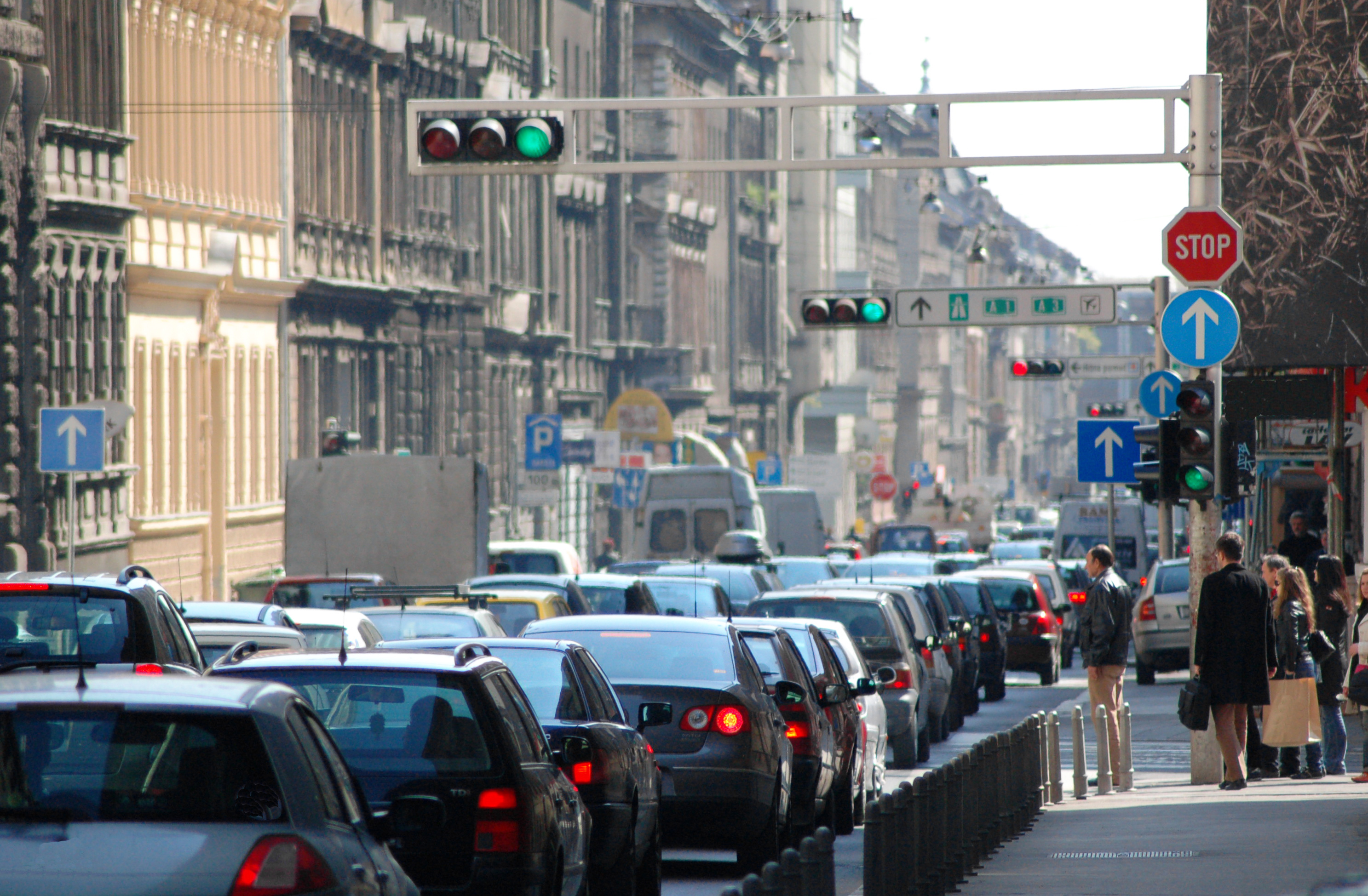 Verkehrsstau in der Großstadt. Ampeln auf grün, aber nichts geht mehr.