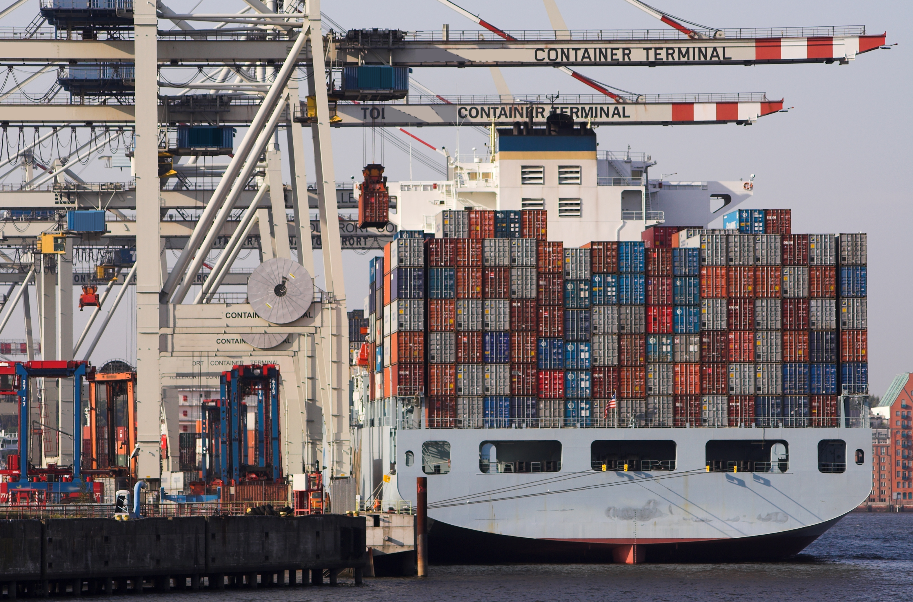 Containerschiff im Hafen