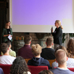 Jasmin Möller und Dr. Lilian Busse bei der Begrüßung