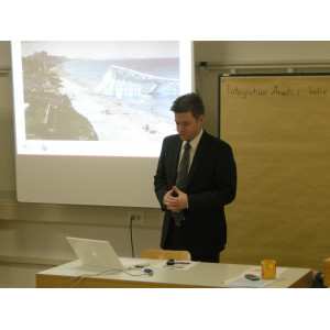 Der Klimaschutzmanager Stadt Dessau-Roßlau hält einen Vortrag vor den Workshopteilnehmern.