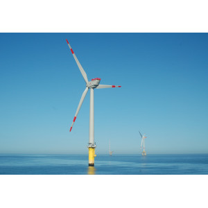 Das Foto zeigt drei Strukturen des Offshore-Windpark Alpha Ventus. Im Vordergrund sieht man eine Windenergieanlage mit Monopile-Fundament. Im Hintergrund sieht man eine Anlage mit Jacket-Fundament (als Fachwerk konstruierte Gründungsstrukturen) und die Forschungsstation FINO1