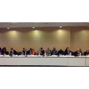 Jochen Flasbarth an einem großen Tisch in einer Besprechung mit Vertretern verschiedener Länder