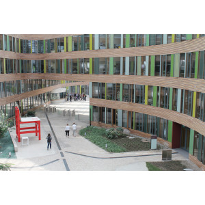 Breuers XXL-Stuhl ist im Atrium des Umweltbundesamtes zu besichtigen.