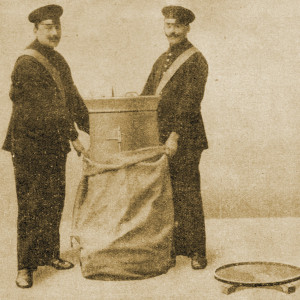 Entleerung der Wechselbodentonne durch zwei Männer mit einem Sack