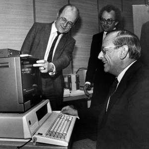 UBA-Präsident Heinrich von Lersner präsentiert 1982 Bundesinnenminister Friedrich Zimmermann (rechts) das neue Bildschirmtextangebot des Umweltbundesamtes. Im Hinblick auf seine Kommunikationsstrategien war das UBA immer am Puls der Zeit.