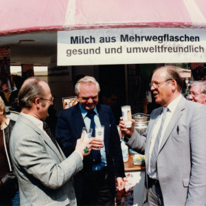 UBA-Präsident von Lersner vor dem Stand „Milch aus Mehrwegflaschen gesund und umweltfreundlich“ auf dem Umweltmarkt zum Tag der Umwelt 1981 am Dienstsitz Berlin- Bismarckplatz.