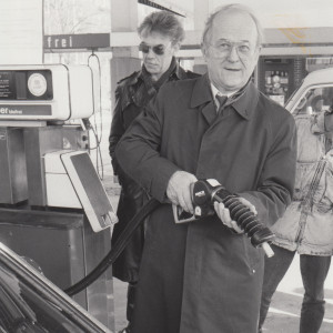 UBA-Präsident Heinrich von Lersner demonstriert 1988 an einer Tankstelle in Berlin-Tempelhof das Gaspendelverfahren zur Rückführung giftiger Benzoldämpfe.