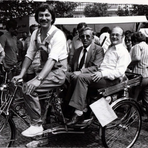 Tag der Umwelt 1980: Testet UBA-Präsident Heinrich von Lersner (rechts) hier eine Alternative zum Dienstwagen?