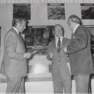Hannover Messe 1977: UBA-Präsident Heinrich von Lersner (mitte) erläutert das Konzept des Umweltbundesamtes zur Rückgewinnung von Wertstoffen aus kommunalen Abfällen.