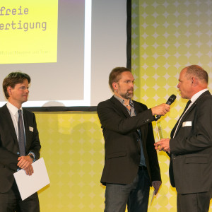 Bundespreis Ecodesign 2014 Moderator Tom Böttcher im Gespräch mit den Preisträgern der Satisloh GmbH