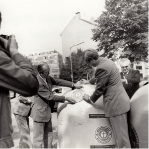 1978 stellt Präsident Heinrich von Lersner den lärmgeminderten Blauer-Engel-Altglascontainer vor