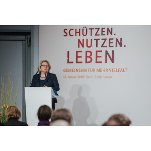Bundesumweltministerin Svenja Schulze auf dem Podium