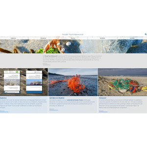 Startseite der Website "Runder Tisch Meeresmüll" mit einem Foto einer Strandkrabbe, die in einer kaputten Plastikflasche am Strand sitzt