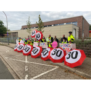 Kinder mit Tempo 30