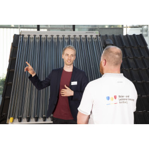 Wettbewerb Blauer Kompass stellt seine Bewerber vor, damit abgestimmt werden kann, welches Projekt gewinnt. Zu sehen Hamburger Energielotste, die eine Beratung zu Solartechnik und Hitzeschutz durch Auswahl des richtigen Dämmstoffs geben.