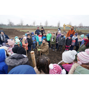 Wettbewerb Blauer Kompass stellt seine Bewerber vor, damit abgestimmt werden kann, welches Projekt gewinnt. Zu sehen eine Gruppe mit Kindern, das Projekt MIYA Griesheim: Einführung in die Pflanzung