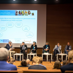 Blick auf das Podium im Hörsaal auf die Interviewrunde: Warum kann Klimaresilienz nur gemeinsam erreicht werden ?