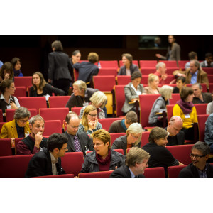 Teilnehmer sitzen im Hörsaal und diskutieren