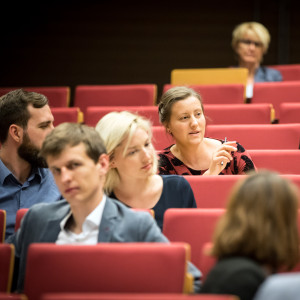 Blick auf miteinander diskutierende Veranstaltungsteilnehmerinnen und -teilnehmer  im Hörsaal.
