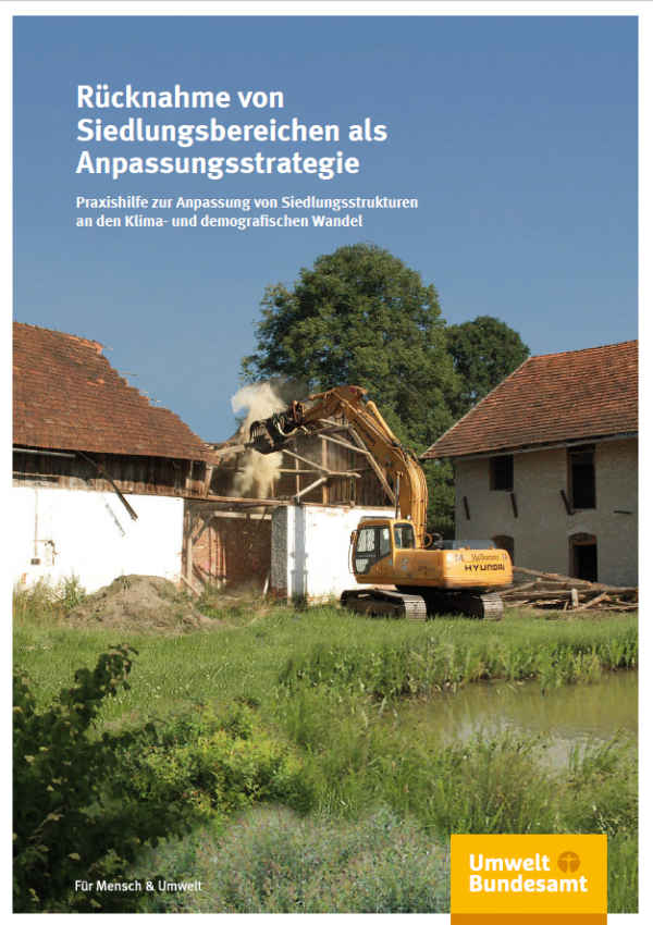 Das Cover der Broschüre: Rücknahme von Siedlungsbereichen als Anpassungsstrategie  - Ein Bagger reißt ein altes Gebäude ab.