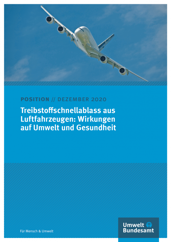 Titelseite des Positionspapiers "Treibstoffschnellablass aus Luftfahrzeugen: Wirkungen auf Umwelt und Gesundheit" vom Mai 2019. Oben ein Foto eines fliegenden Flugzeugs vor blauem Himmel, unten das Logo des Umweltbundesamtes und der Schriftzug "Für Mensch & Umwelt"