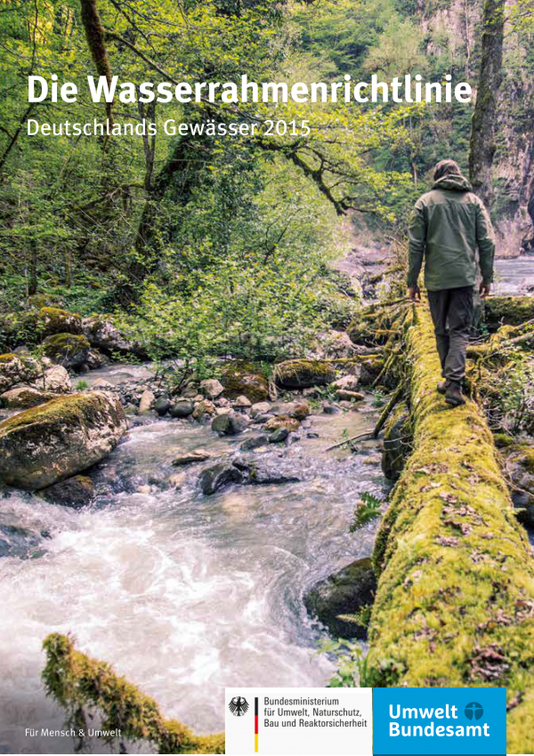 Titelseite der Broschüre "Die Wasserrahmenrichtlinie – Deutschlands Gewässer 2015" mit einem Hintergrundfoto eines Mannes, der über einen bemoosten Baumstamm läuft, der ans Ufer eines naturnahen Bergbaches gefallen ist. Unten die Logos von Bundesumweltministerium und Umweltbundesamt.