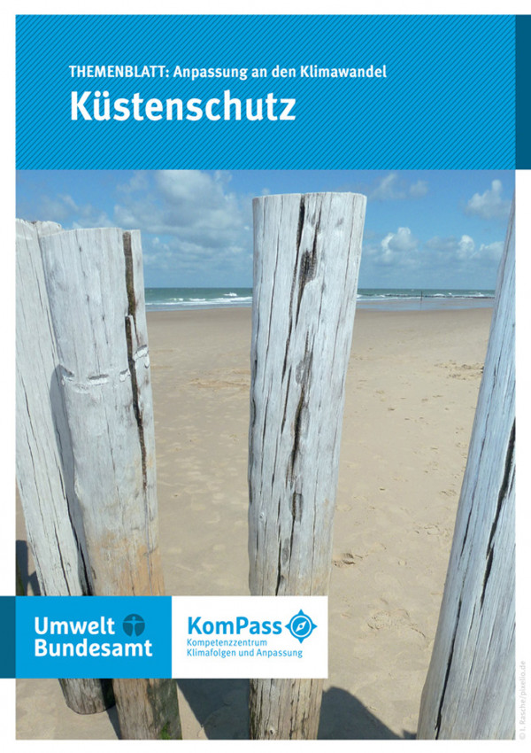 Cover von "Anpassung an den Klimawandel: Küstenschutz", Titelfoto: Strand mit einer Reihe senkrecht eingegrabener Stämme gegen Erosion