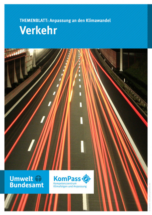 Cover von "Anpassung an den Klimawandel: Verkehr" mit einem Foto einer Autobahn bei Nacht