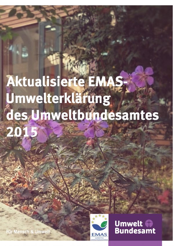 Cover der Broschüre "Aktualisierte EMAS-Umwelterklärung des Umweltbundesamtes 2015" mit einem Hintergrundbild blühender Pflanzen im UBA-Gebäude und den Logos "EMAS" und "Umweltbundesamt"