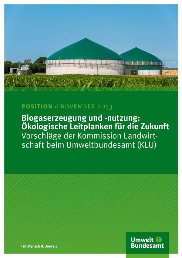Titelseite des Positionspapiers "Cover von Biogaserzeugung und -nutzung: Ökologische Leitplanken für die Zukunft" mit einem Foto einer Biogasanlage hinter einem Maisfeld und unten das Logo des Umweltbundesamtes