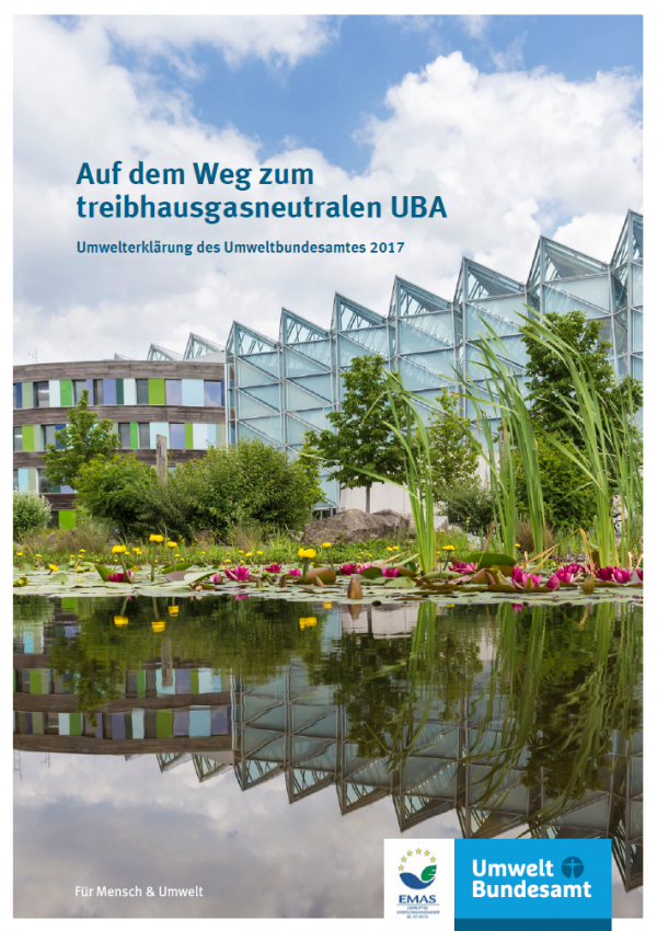 Titelseite der Broschüre "Auf dem Weg zum treibhausgasneutralen UBA: Umwelterklärung des Umweltbundesamtes 2017". Das Titelfoto zeigt einen Teich mit See- und Teichrosen, im Hintergrund das Gebäude des Umweltbundesamtes in Dessau mit moderner Holz-Glas-Fassade. Unten die Logos EMAS und Umweltbundesamt