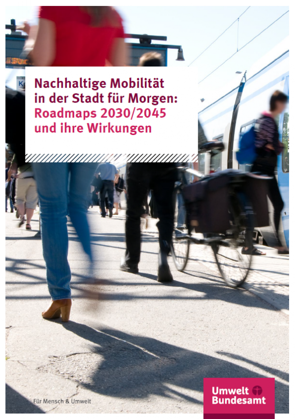 Titelseite der Broschüre "Nachhaltige Mobilität in der Stadt für Morgen: Roadmaps 2030/2045 und ihre Wirkungen" des Umweltbundesamtes. Das Titelbild zeigt Fußgänger, Radfahrer und eine Straßenbahn in der Stadt.