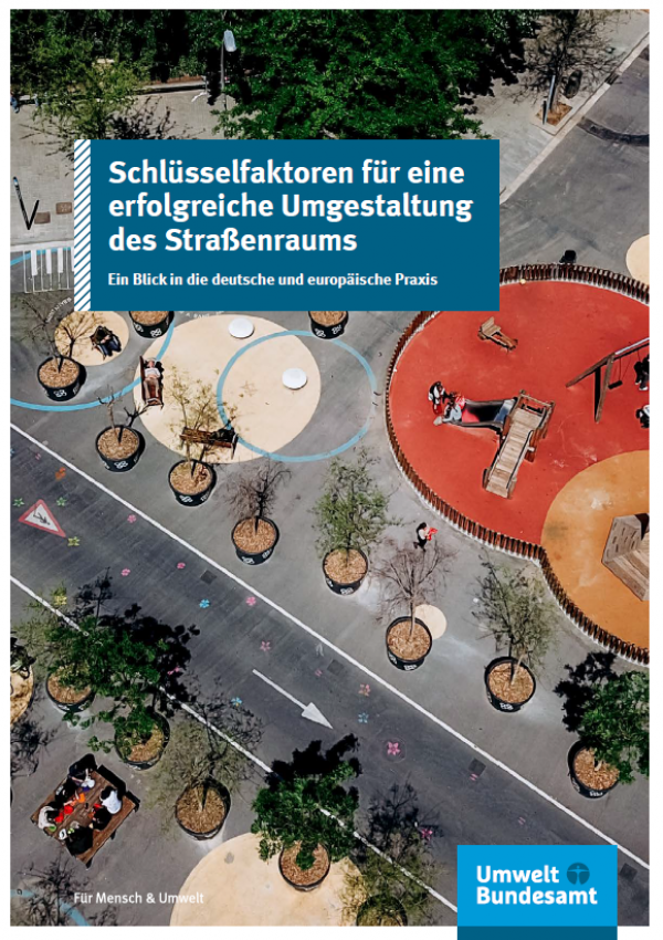 Titelseite der Broschüre "Schlüsselfaktoren für eine erfolgreiche Umgestaltung des Straßenraums". Das Titelfoto zeigt eine Spielstraße, unten das Logo des Umweltbundesamte.