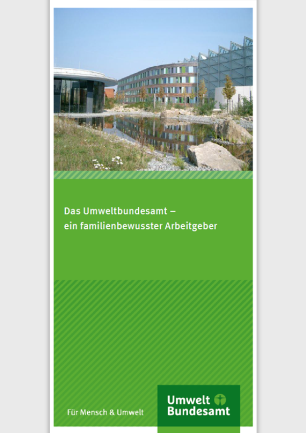 Cover des Faltblatts "Das Umweltbundesamt – ein familienbewusster Arbeitgeber" mit einem Foto des Dienstgebäudes in Dessau-Roßlau und dem Teich davor