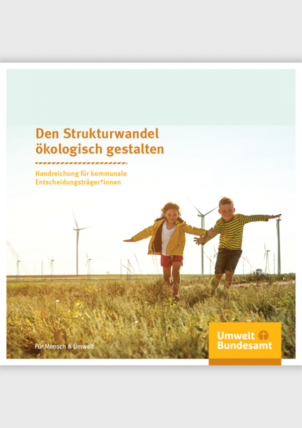 Titelseite der Broschüre "Den Strukturwandel ökologisch gestalten: Handreichung für kommunale Entscheidungsträger*innen" des Umweltbundesamtes. Das Titelfoto zeigt spielende Kinder auf einer Wiese mit Windkraftanlagen.
