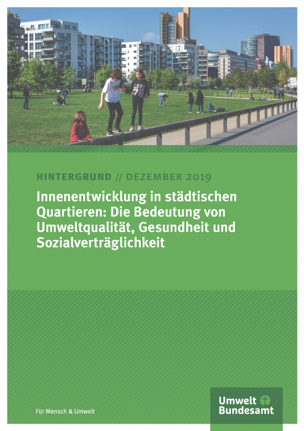 Titelseite des Hintergrundpapiers "Innenentwicklung in städtischen Quartieren" vom Dezember 2019. Titelfoto: Kinder spielen in einer Grünanlage vor Wohnhäusern in der Stadt.