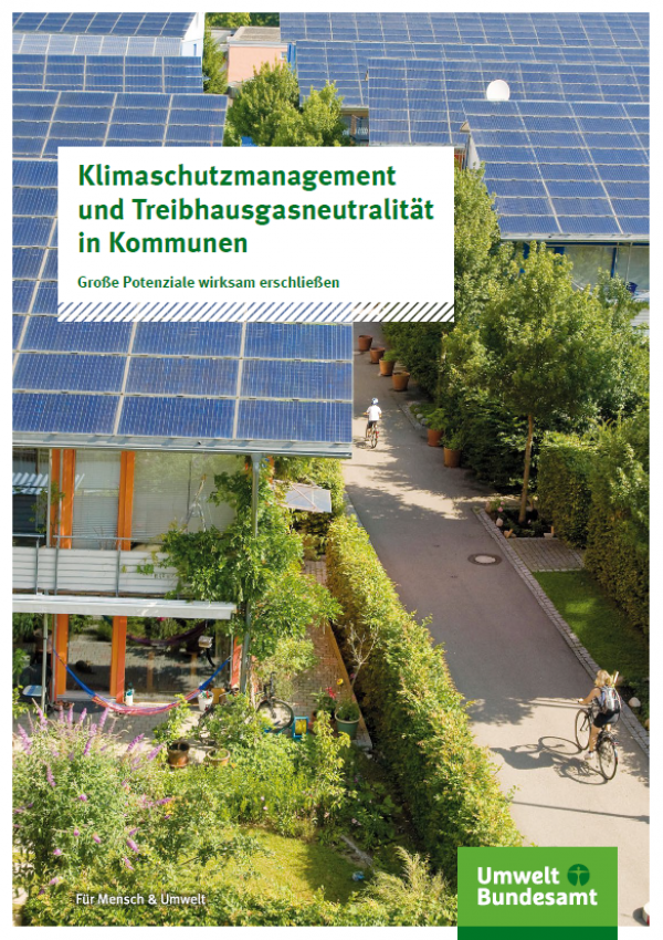 Titelseite der Broschüre "Klimaschutzmanagement und Treibhausgasneutralität in Kommunen: Große Potentiale wirksam erschließen" mit dem Titelbild einer Wohnsiedlung mit Photovoltaik-Dächern, unten das Logo des Umweltbundesamtes