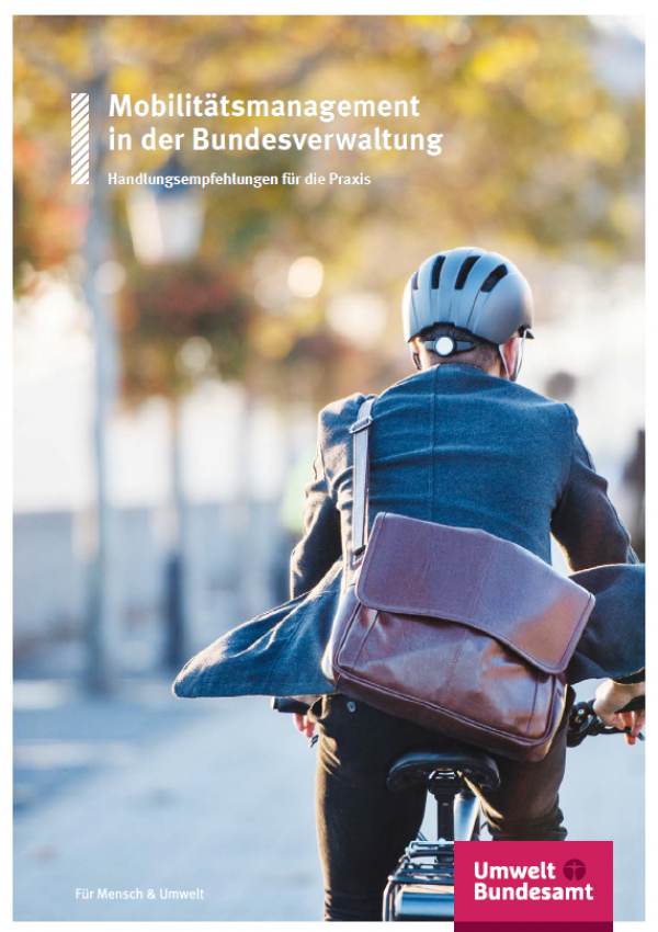 Titellseite der Veröffentlichung "Mobilitätsmanagement in der Bundesverwaltung: Handlungsempfehlungen für die Praxis". Das Titelbild zeigt einen Fahrradfahrer mit Helm und Umhängetasche, unten das Logo des Umweltbundesamtes.