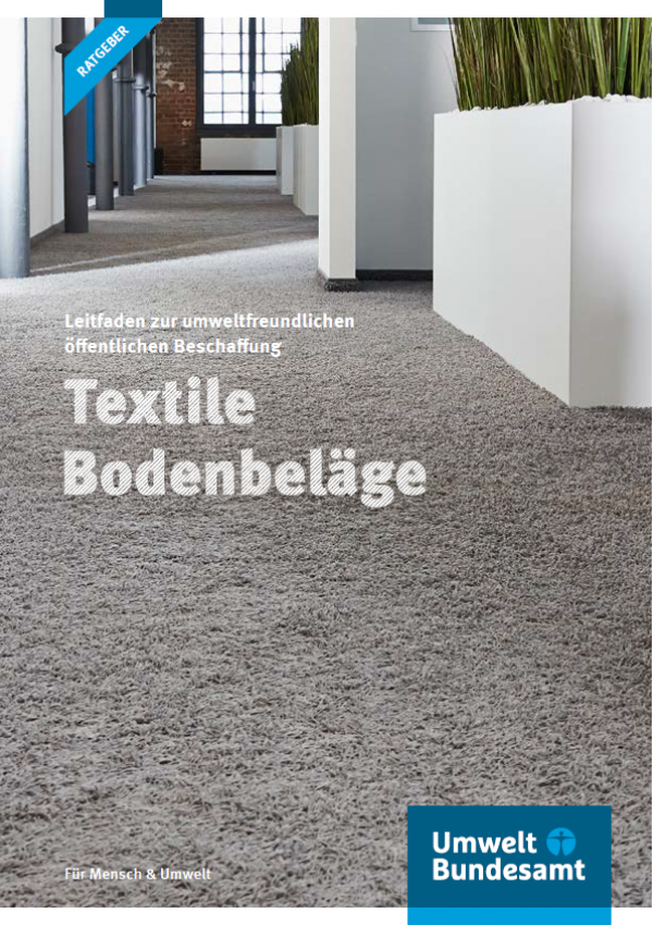 Titelseite der Ratgeber-Broschüre "Leitfaden zur umweltfreundlichen öffentlichen Beschaffung: Textile Bodenbeläge" des Umweltbundesamtes. Das Hintergrundbild zeigt einen Teppichboden in einer Wohnung.