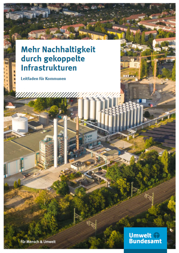 Titelseite der Broschüre "Mehr Nachhaltigkeit durch gekoppelte Infrastrukturen", das Hintergrundfoto zeigt ein Industriegebiet an einer Bahntrasse
