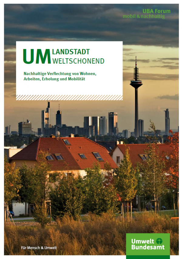 Titelseite der Broschüre "UMLANDSTADT umweltschonend – Nachhaltige Verflechtung von Wohnen, Arbeiten, Erholung und Mobilität" des Umweltbundesamtes, das Titelfoto zeigt den grünen Stadtrand der Stadt Frankfurt / Main