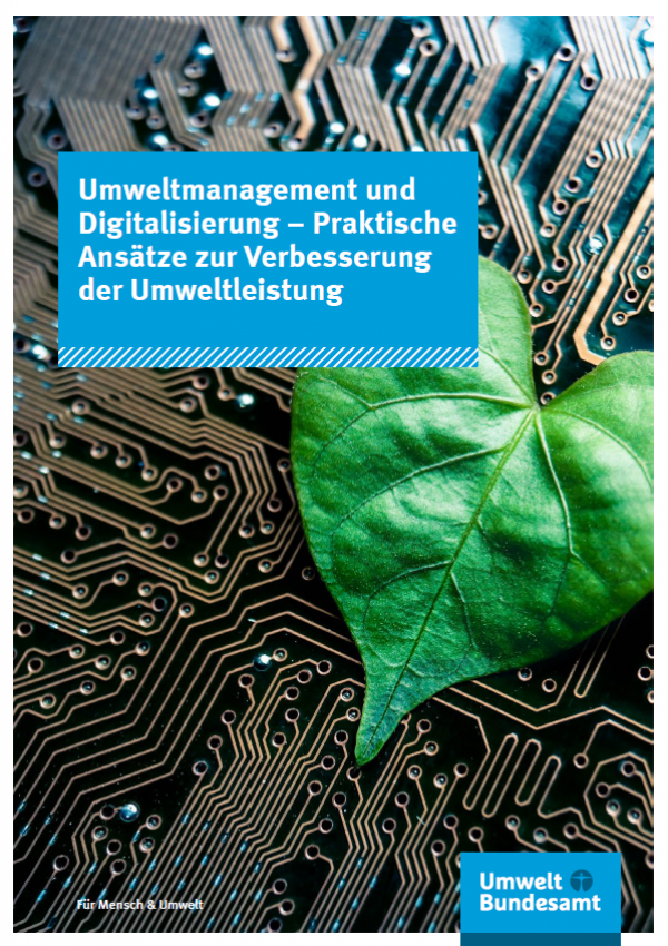 Titelseite der Broschüre "Umweltmanagement und Digitalisierung – Praktische Ansätze zur Verbesserung der Umweltleistung" des Umweltbundesamtes. Das Hintergrundfoto zeigt ein grünes Blatt auf einer Platine.