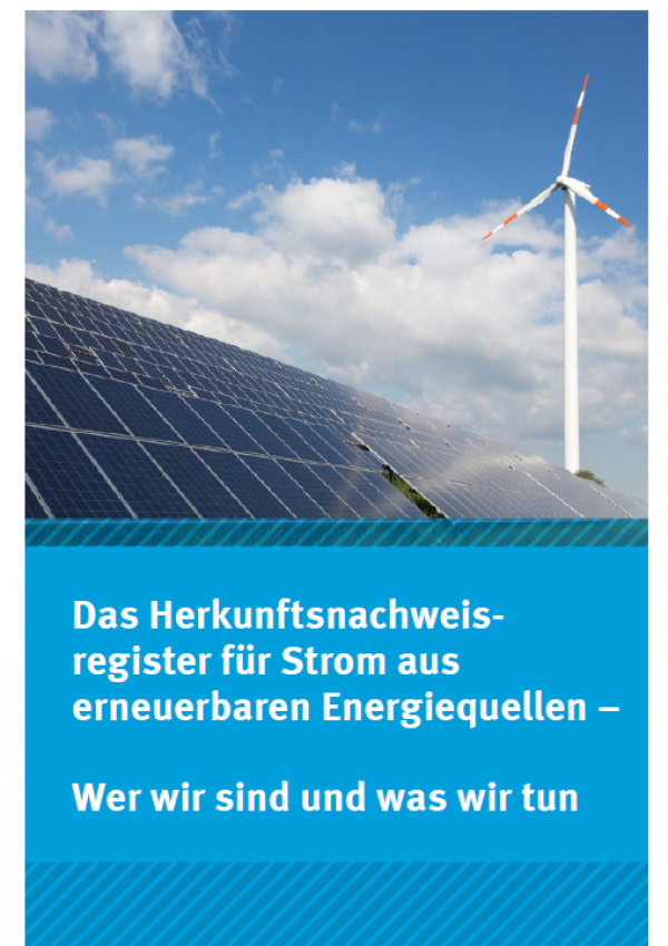 Cover des Faltblatts "Das Herkunftsnachweisregister für Strom aus erneuerbaren Energiequellen - Wer wir sind und was wir tun" mit dem Logo des Herkunftsnachweisregisters im Umweltbundesamt und einem Foto von einem Solarpark und einem Windkraftrad