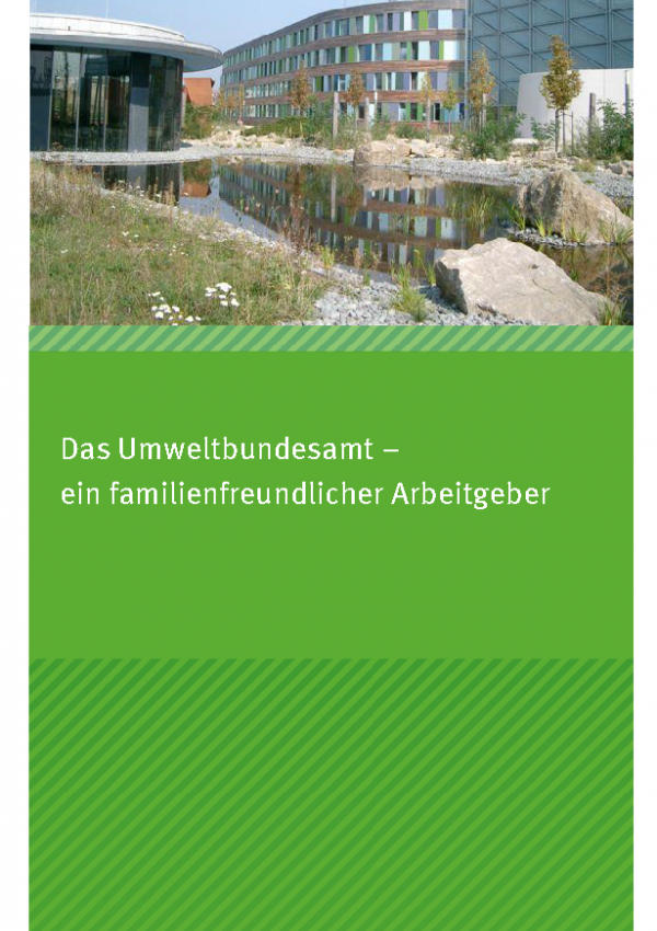 Cover des Faltblatts "Das Umweltbundesamt – ein familienfreundlicher Arbeitgeber" mit einem Foto des Deinstgebäudes in Dessau-Roßlau und dem Teich davor