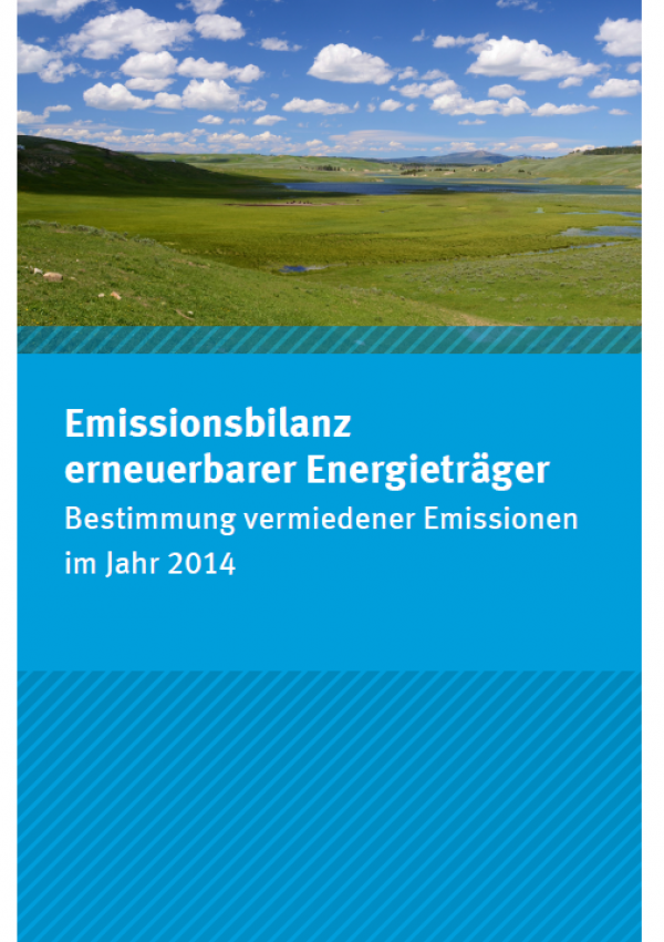 Cover des Faltblatts "Emissionsbilanz erneuerbarer Energieträger - Bestimmung vermiedener Emissionen im Jahr 2014" mit einem Foto einer hügeligen Wiesenlandschaft mit blauem Himmel und weißen Wolken. Unten das Logo des Umweltbundesamts.