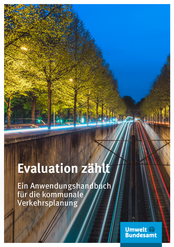 Cover der Broschüre "Evaluation zählt: Ein Anwendungshandbuch für die kommunale Verkehrsplanung" mit einem Foto von einer abgesenkten und beleuchteten Straßenbahntrasse in der Stadt bei Nacht. Unten das Logo "Umweltbundesamt"