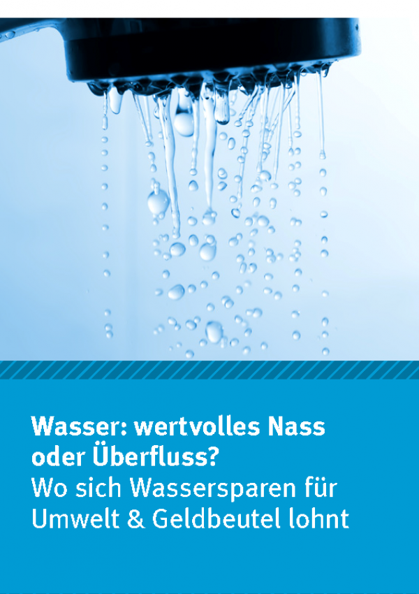 Cover des Faltblatts "Wasser: wertvolles Nass oder Überfluss?" mit einem Foto eines tropfenden Duschkopfs und dem Logo des Umweltbundesamtes