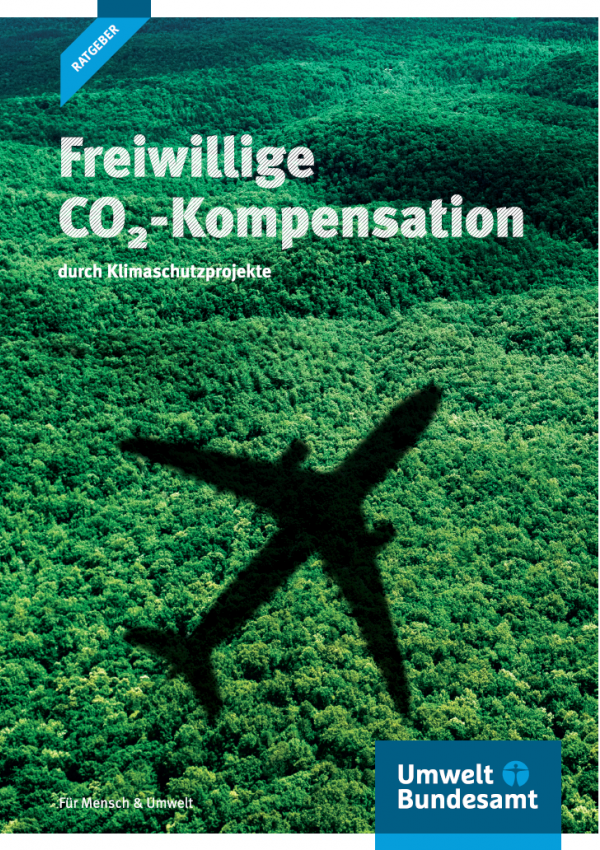 Titelseite der Ratgeber-Broschüre "Freiwillige CO2-Kompensation durch Klimaschutzprojekte" vom Umweltbundesamt. Das Hintergrundfoto zeigt den Schatten eines Flugzeugs, das über eine dicht bewaldete, hügelige Landschaft fliegt.