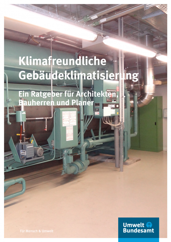 Broschürencover mit dem Titel "Klimafreundliche Gebäudeklimatisierung - Ein Ratgeber für Architekten, Bauherren und Planer", dem Logo "Umweltbundesamt - Für Mensch & Umwelt" und einem Hintergrundbild einer Kälteanlage in einem Keller