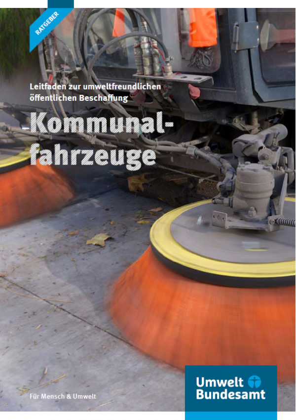 Titelseite der Broschüre "Leitfaden zu umweltfreundlichen öffentlichen Beschaffung: Kommunalfahrzeuge" mit einem Foto eines Straßenreinigungsfahrzeugs und dem Logo des Umweltbundesamtes